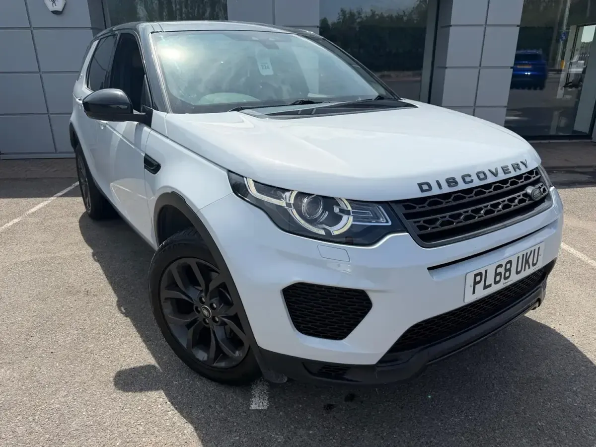 Used Land Rover Discovery 5 Landmark 2018 White SUV