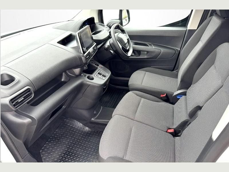 White Used 2023 Peugeot E-Partner Premium MPV | £13,495 (Fair price) - Image 1/4