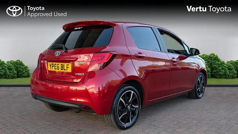 Used Toyota Yaris Hybrid Design 100 HP (73 kW) 2016 Red Hatchback