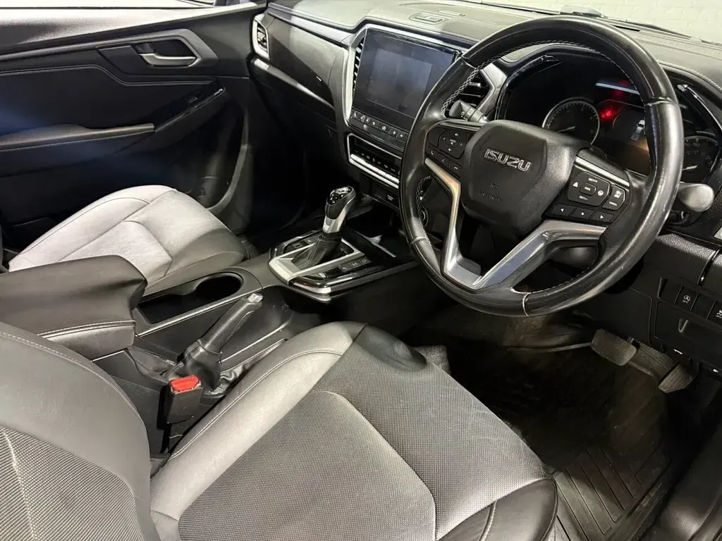 Used Isuzu Pick up 164 HP (120 kW) 2022 Grey Pickup