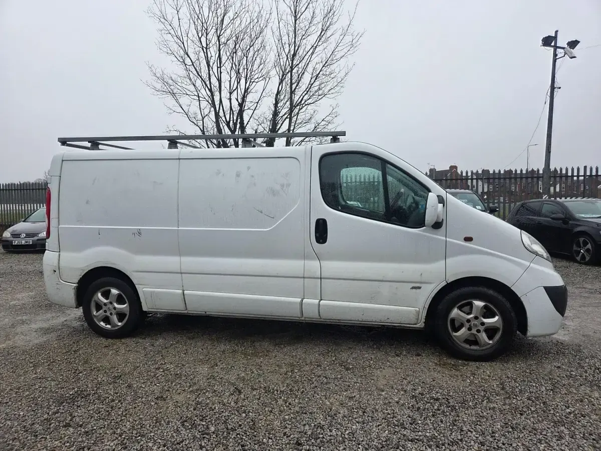 Gebraucht Vauxhall Vivaro Sportive 115 PS (84 kW) 2013 Weiß Van / Kleinbus
