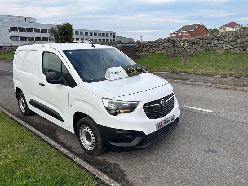 White Used 2019 Vauxhall Combo Edition MPV | £4,995 (Super price) - Image 1/4