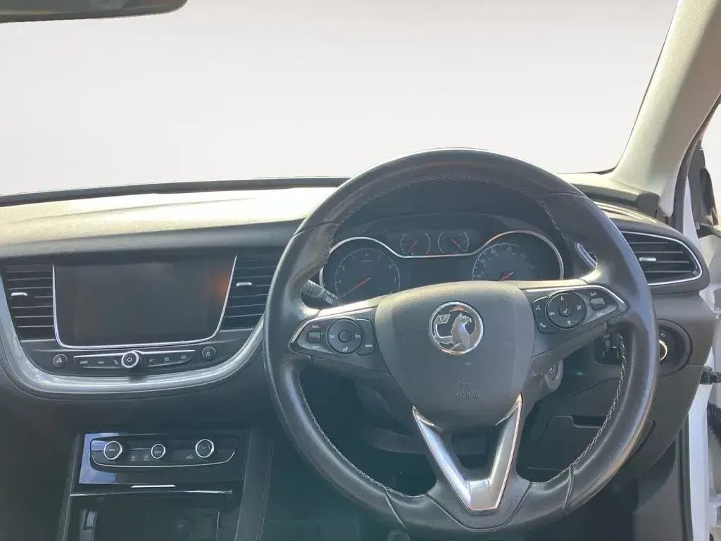 Used Vauxhall Grandland X Sport 130 HP (95 kW) 2019 White SUV
