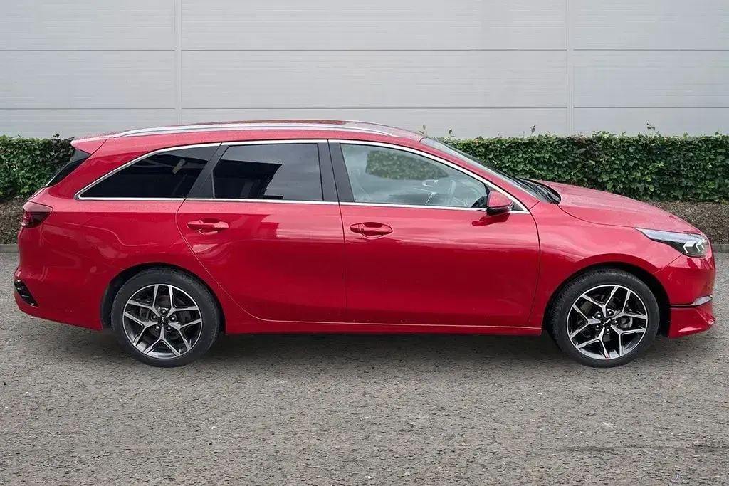 Używany Kia Ceed 138 KM (101 kW) 2025 Czerwony Hatchback