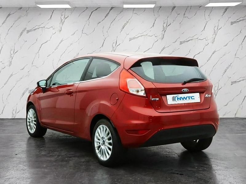Used Ford Fiesta Zetec 100 HP (73 kW) 2015 Red Hatchback