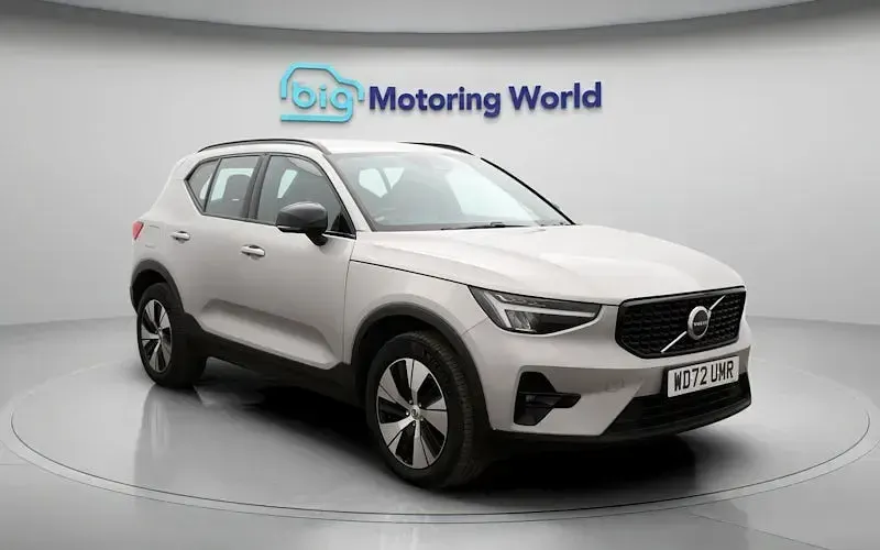 Usado Volvo XC40 Plus 211 CV (155 kW) 2023 Plateado SUV