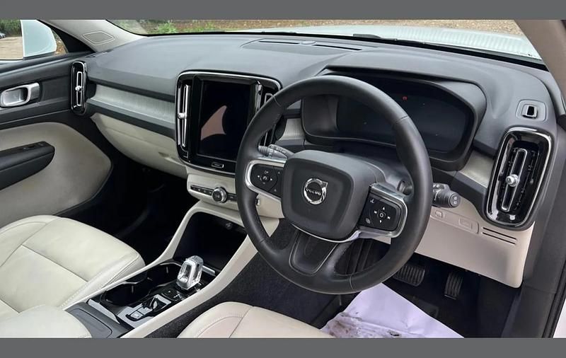 Used Volvo XC40 Inscription 161 HP (118 kW) 2022 White SUV