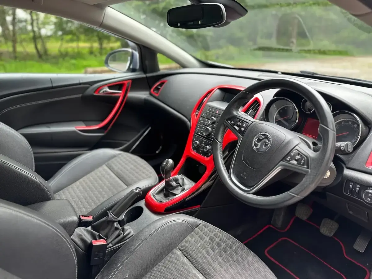 Used Vauxhall Astra GTC SRi 180 HP (132 kW) 2014 White Hatchback