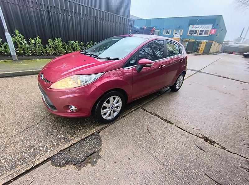 Usado Ford Fiesta Zetec 82 HP (60 kW) 2009 Vermelho Citadino
