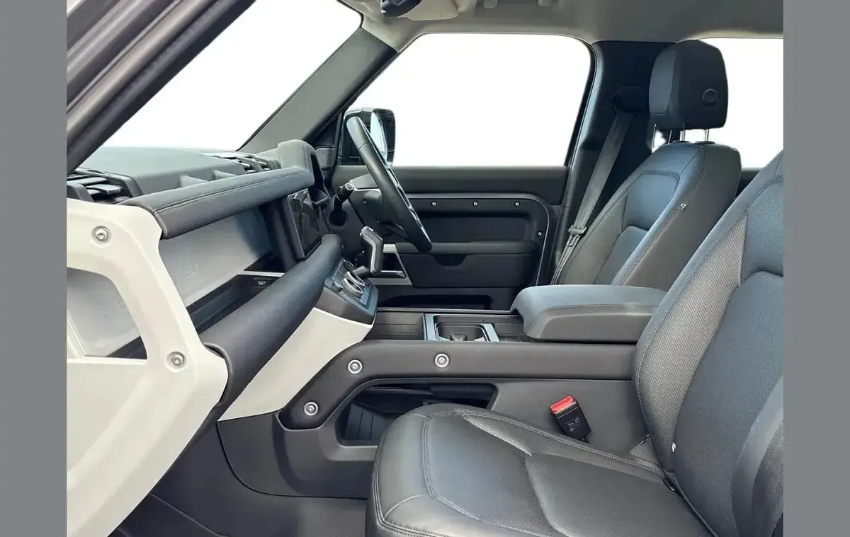 Używany Land Rover Defender SE 245 KM (180 kW) 2024 Szary SUV