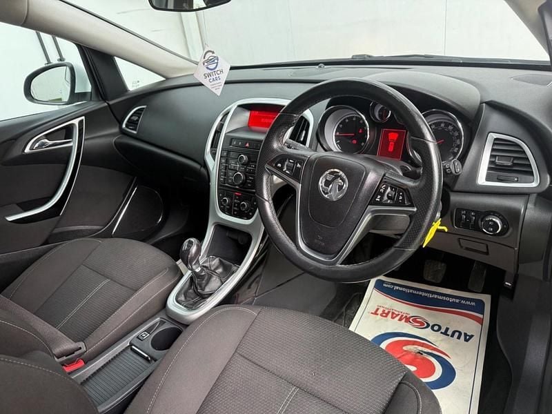 Used Vauxhall Astra SRi 115 HP (84 kW) 2012 White Hatchback