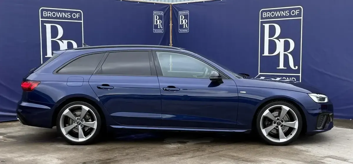 Używany Audi A4 Black Edition 150 KM (110 kW) 2021 Niebieski Kombi
