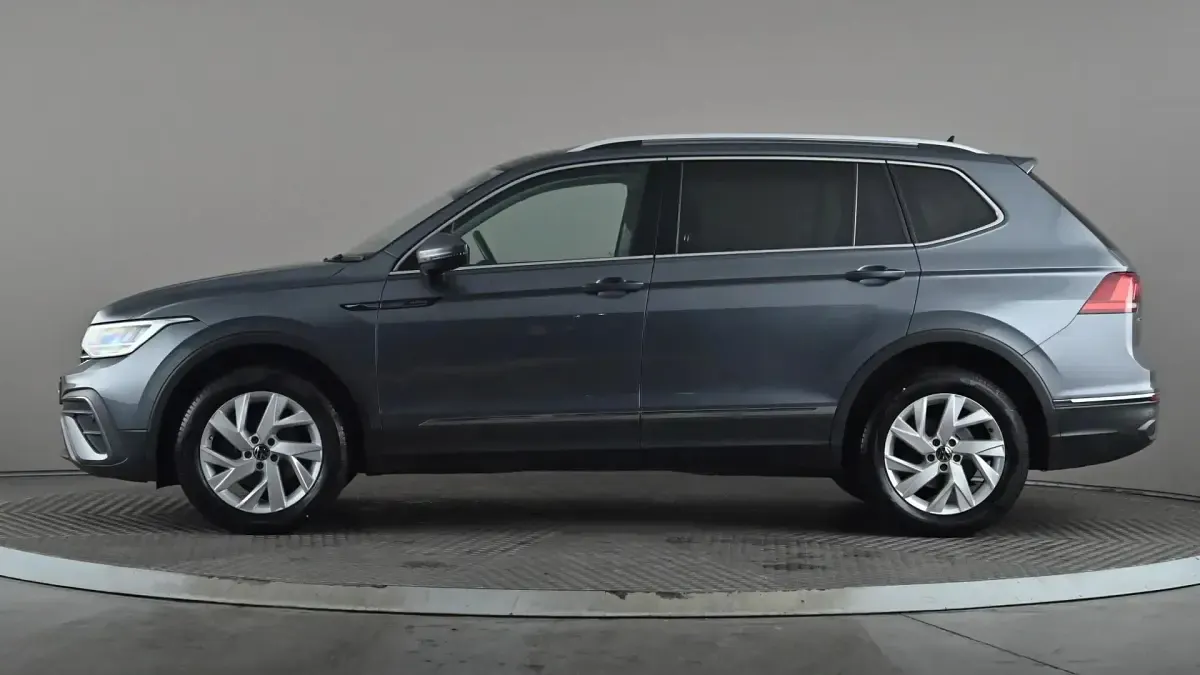 Usado VW Tiguan Allspace Life 150 HP (110 kW) 2022 Cinzento SUV