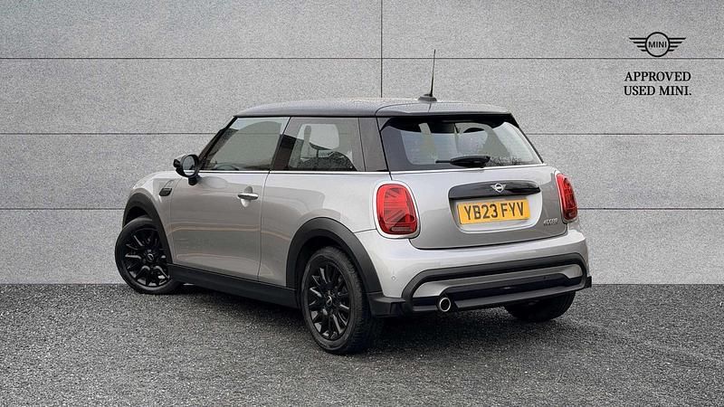 Usado Mini Cooper Classic 134 HP (98 kW) 2023 Prateado Citadino