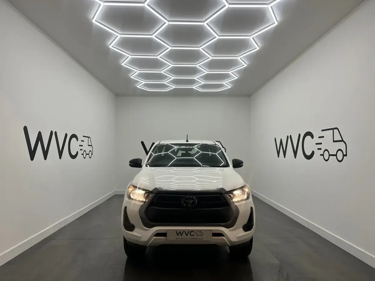 Used Toyota HiLux Active 150 HP (110 kW) 2021 White Pickup