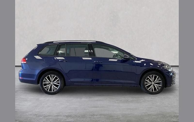 Used VW Golf VII SE 147 HP (108 kW) 2019 Blue Estate