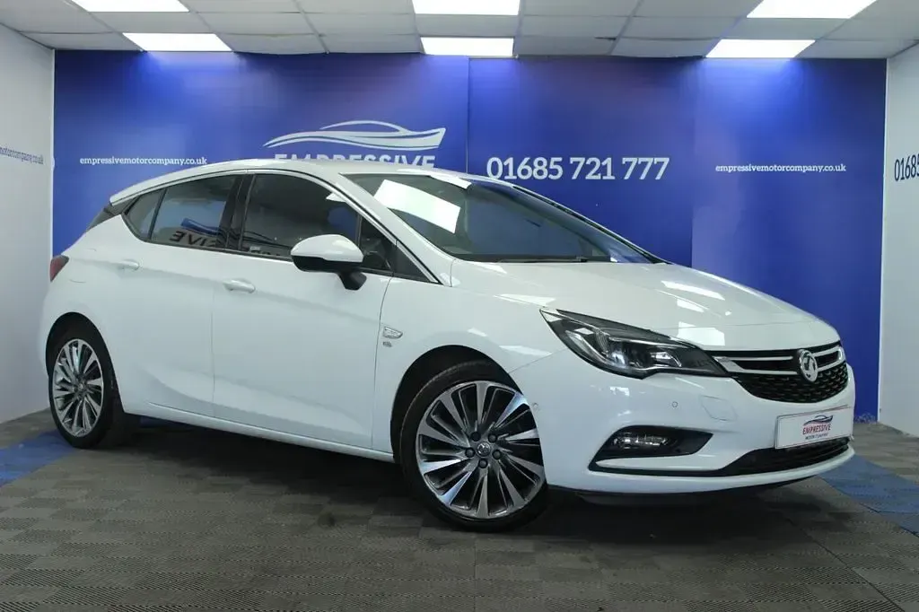 Used Vauxhall Astra Elite 150 HP (110 kW) 2018 White Hatchback
