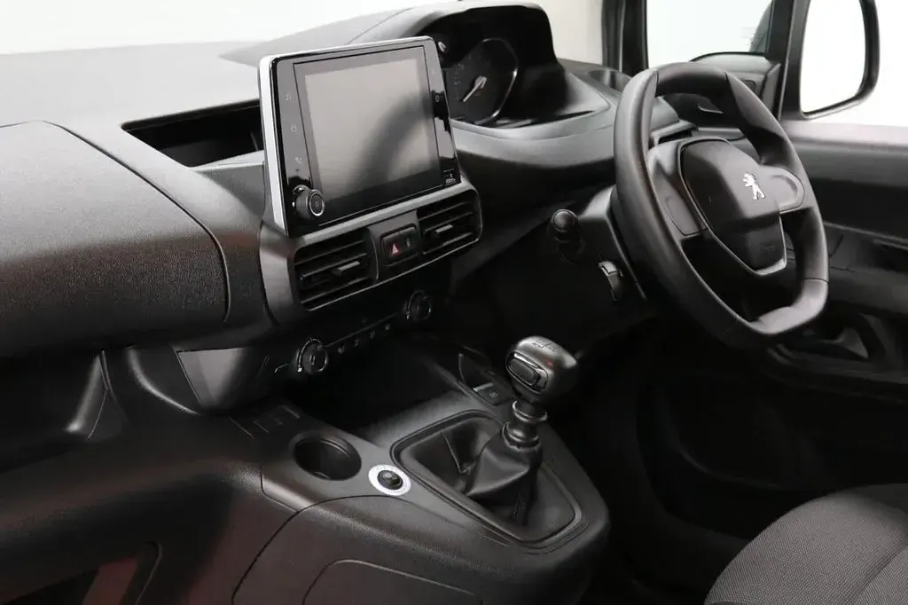 Used Peugeot Partner 100 HP (73 kW) 2022 White MPV