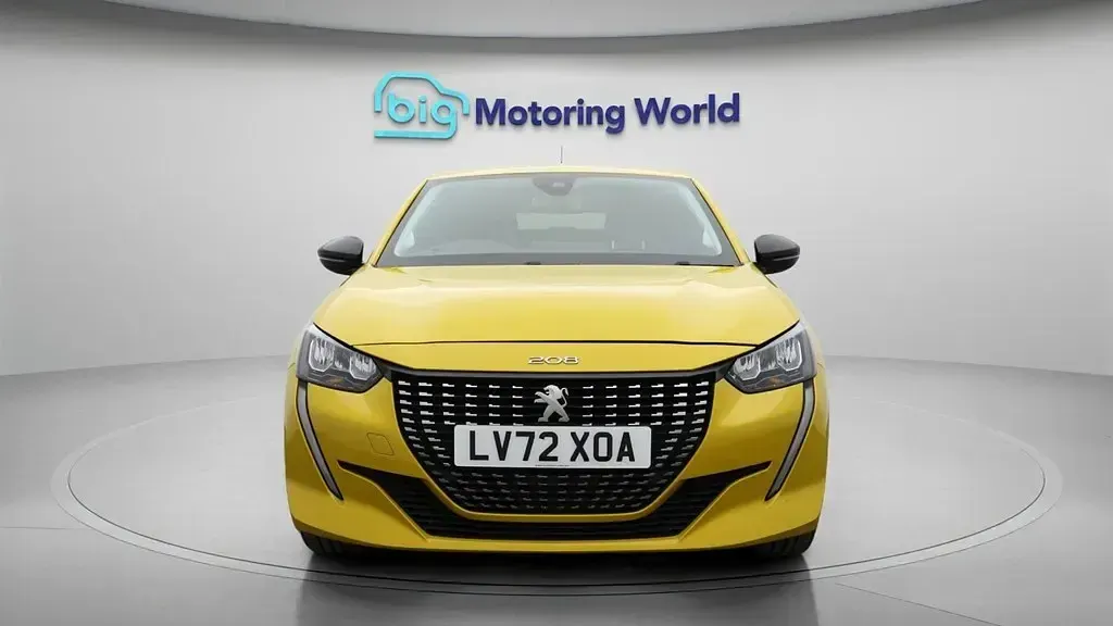 Second-hand Peugeot 208 Allure+ 100 CP (73 kW) 2022 Galben Hatchback