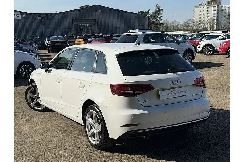 Begagnad Audi A3 Sport 116 HK (85 kW) 2019 Vit Sedan