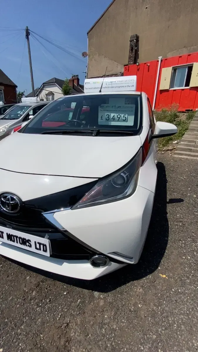Used Toyota Aygo x-press 68 HP (50 kW) 2014 White Hatchback