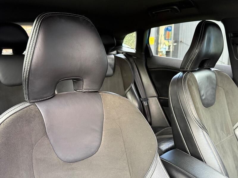 Used Volvo V40 R-Design 122 HP (89 kW) 2015 Blue Hatchback