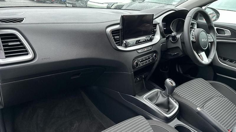 Used Kia Ceed 2025 White Hatchback