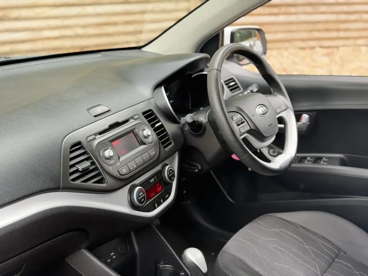 Used Kia Picanto 84 HP (61 kW) 2017 White Hatchback