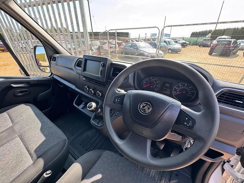 Used Vauxhall Movano Edition 135 HP (99 kW) 2021 White MPV