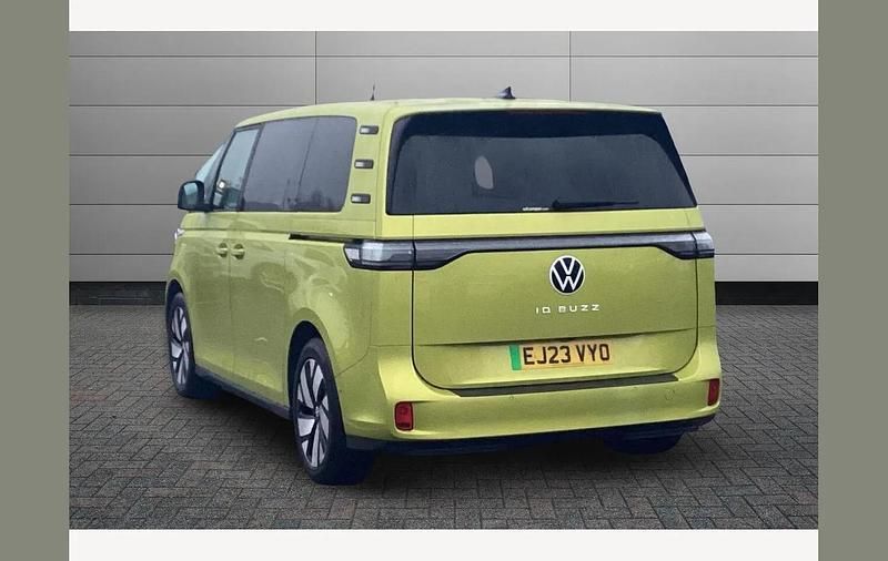 Begagnad VW ID. Buzz Pro 147 kW (200 HK) 2023 Gul Minibuss