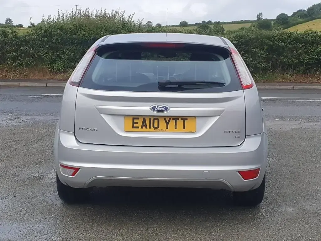 Used Ford Focus Style 99 HP (72 kW) 2010 Silver Hatchback