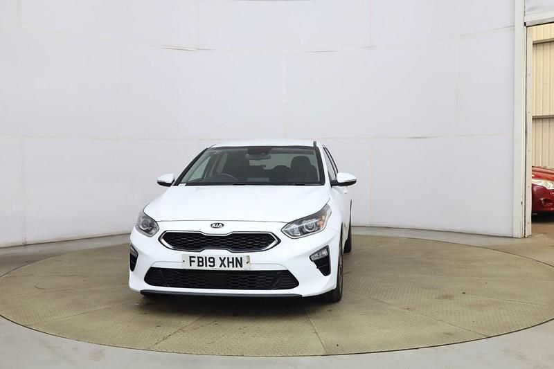 Used Kia Ceed 2019 White Hatchback