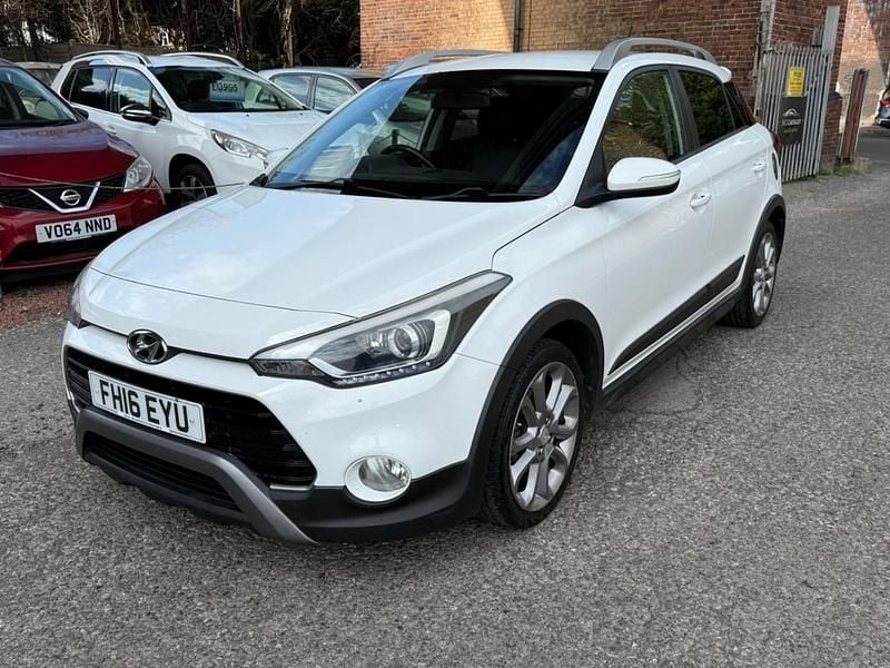 White Used 2016 Hyundai i20 Active Hatchback | £4,995 (Expensive) - Image 1/4