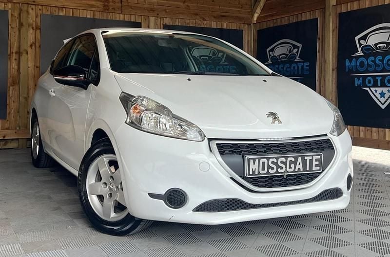 White Used 2015 Peugeot 208 Access Hatchback | £2,495 (Good price) - Image 1/4