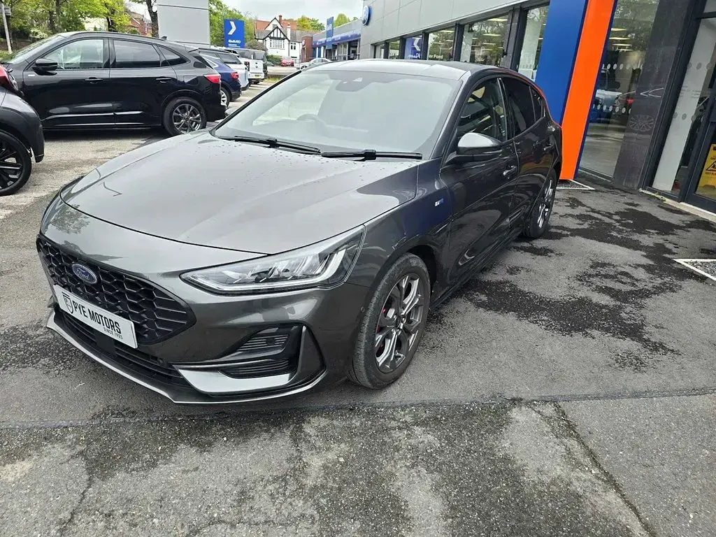 Usado Ford Focus ST-Line 2023 Gris Utilitario