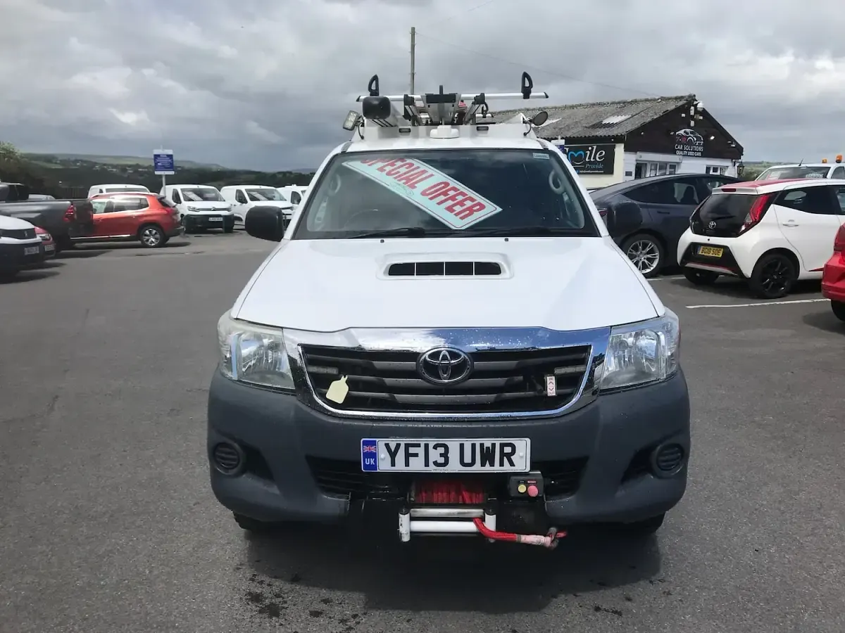 Used Toyota HiLux 144 HP (105 kW) 2013 White Pickup