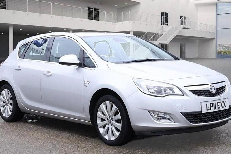 Silver Used 2011 Vauxhall Astra Elite Hatchback | £2,500 (Good price) - Image 1/1