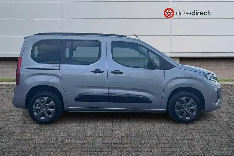 Usado Vauxhall Combo Ultimate 100 kW (136 HP) 2025 Cinzento Monovolume