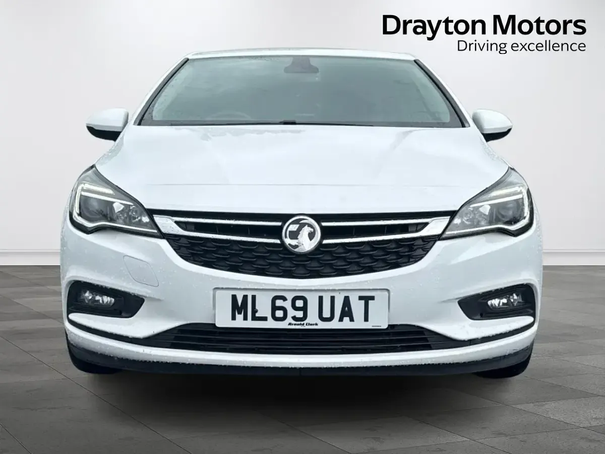 Used Vauxhall Astra S 150 HP (110 kW) 2019 White Hatchback