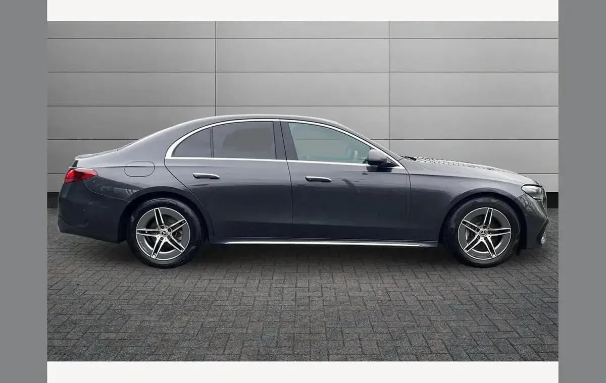 Usado Mercedes E220 AMG line 194 CV (142 kW) 2025 Gris Berlina