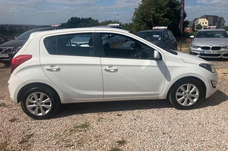 White Used 2013 Hyundai i20 Active Hatchback | £2,295 (Fair price) - Image 1/1