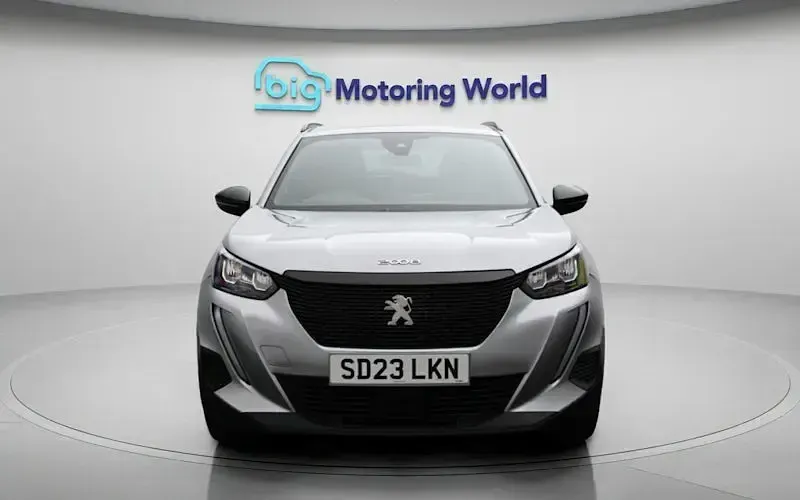 Käytetty Peugeot 2008 Active+ 101 HP (74 kW) 2023 Harmaa Katumaasturi