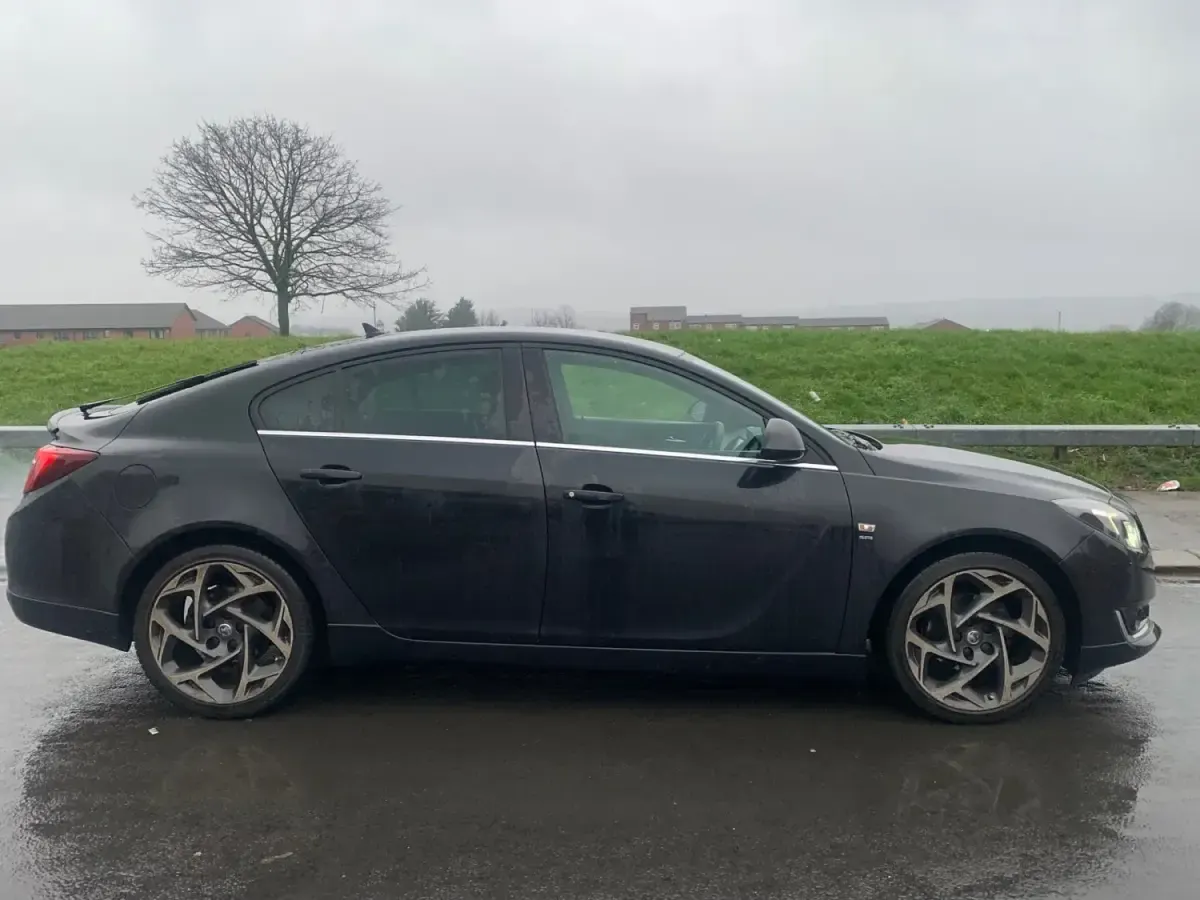 Usado Vauxhall Insignia SRi 136 CV (100 kW) 2015 Negro Utilitario