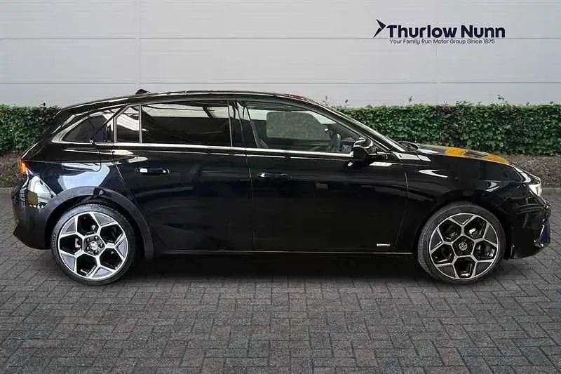 Second-hand Vauxhall Astra Ultimate 130 CP (95 kW) 2023 Negru Hatchback