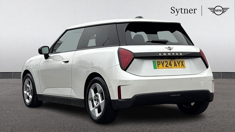 Begagnad Mini Cooper Hatch 133 kW (181 HK) 2024 Vit Halvkombi