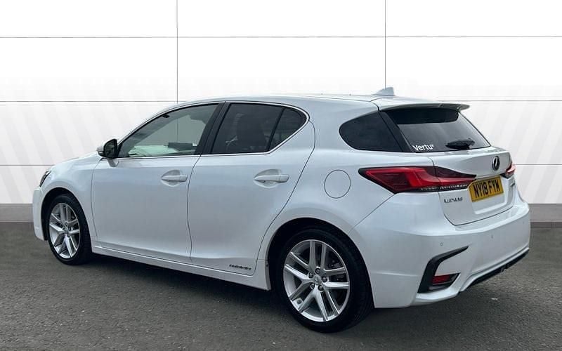 Used Lexus CT200h 136 HP (100 kW) 2018 White Hatchback