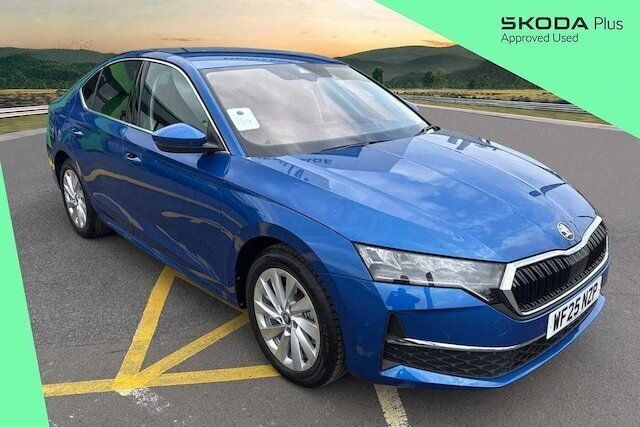 Race blue metallic New 2025 Skoda Octavia SE L Hatchback | £27,450 (Expensive) - Image 1/4