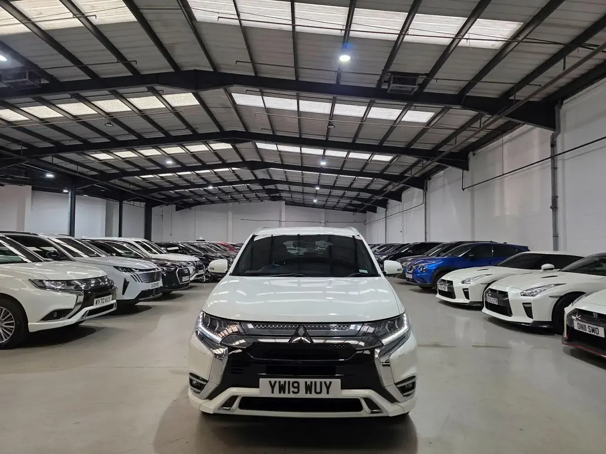 Used Mitsubishi Outlander P-HEV 174 HP (127 kW) 2019 White Estate