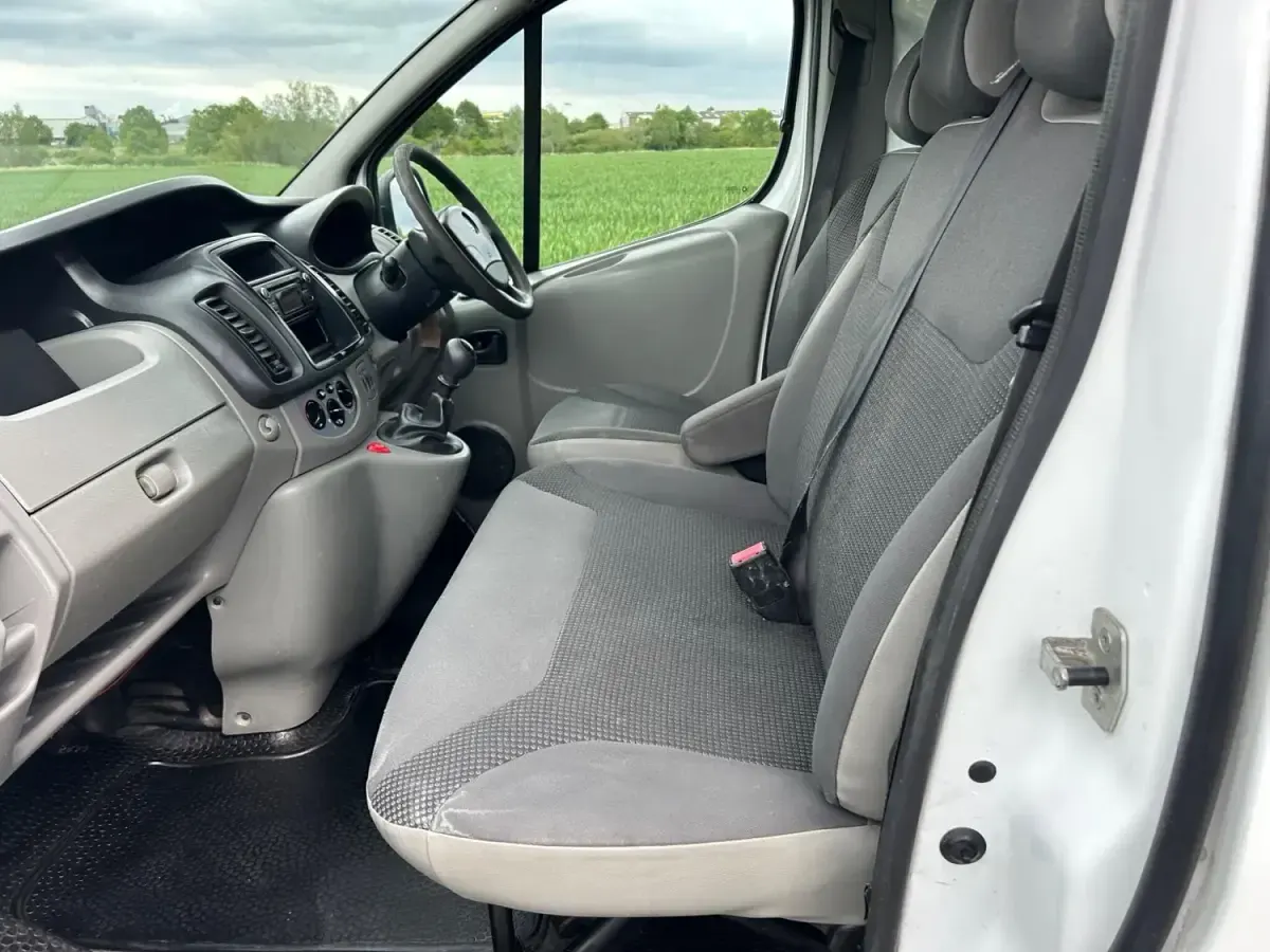 Second-hand Vauxhall Vivaro 115 CP (84 kW) 2014 Alb Monovolum