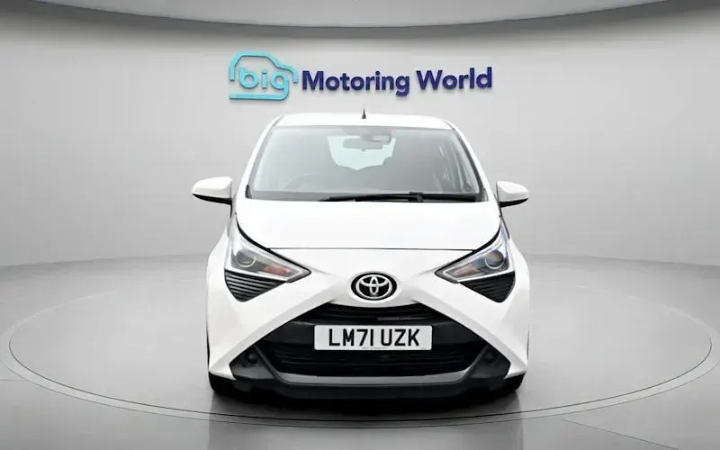 Usado Toyota Aygo X-play 72 HP (52 kW) 2021 Branco Citadino